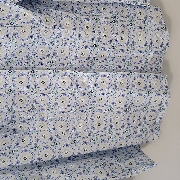 Croft & Barrow Blue and White Floral Blouse, Size 2X - Picture 3 of 12